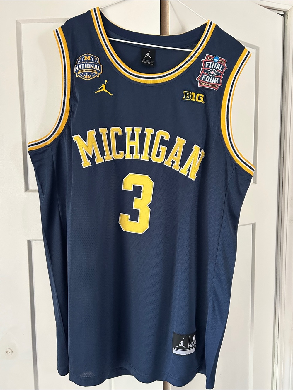 Cadeau - National Cham- Jordan Navy and Yellow Michigan #3 Basketball Jersey
